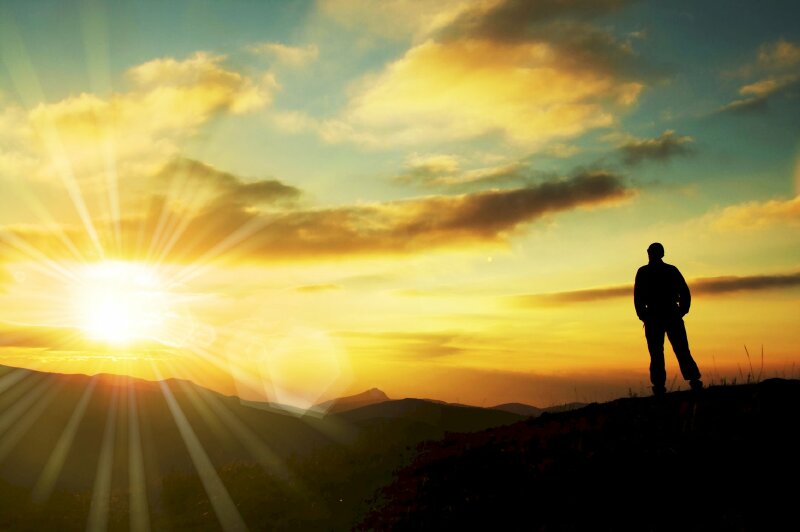 Tạo dáng chụp ảnh trước bình minh vàng rực rỡ của người đàn ông trong thế đứng tự nhiên, 2 tay đặt vào túi quần cực nét