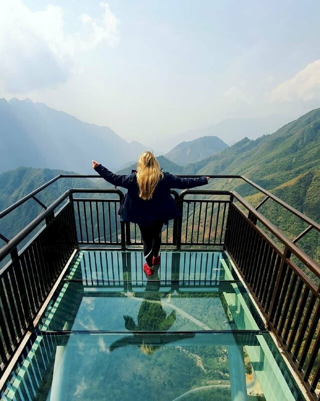 Kiểu tạo dáng chất nhất với 2 tay dang ngang như nhảy múa trên cầu kính Rồng Mây Sapa tuyệt đẹp với góc chụp lấy từ sau lưng