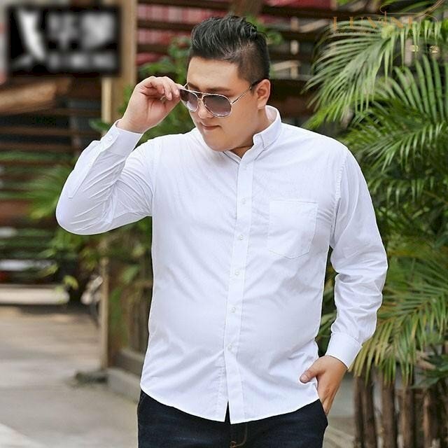 Tạo dáng cho các chàng trong chiếc áo sơ mi trắng, 1 tay đặt ở túi, 1 tay chạm kính râm, mặt hơi cuối, hướng nhìn nghiêng tạo nét chất ngầu