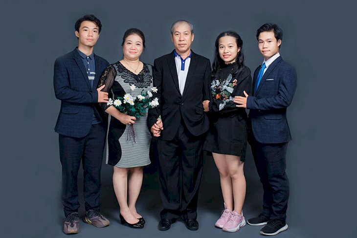 Cách tạo dáng chụp ảnh gia đình 5 người kiểu truyền thống với dáng đứng cho cả gia đình, với kiểu này bố sẽ là người đứng ở giữa 1 bên là anh trai và mẹ và bên kia là 2 anh em.