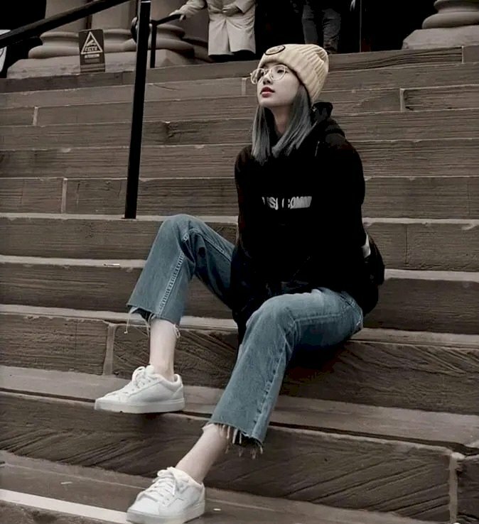 Cách tạo dáng chụp ảnh ngầu cho nữ ngồi cầu thang 