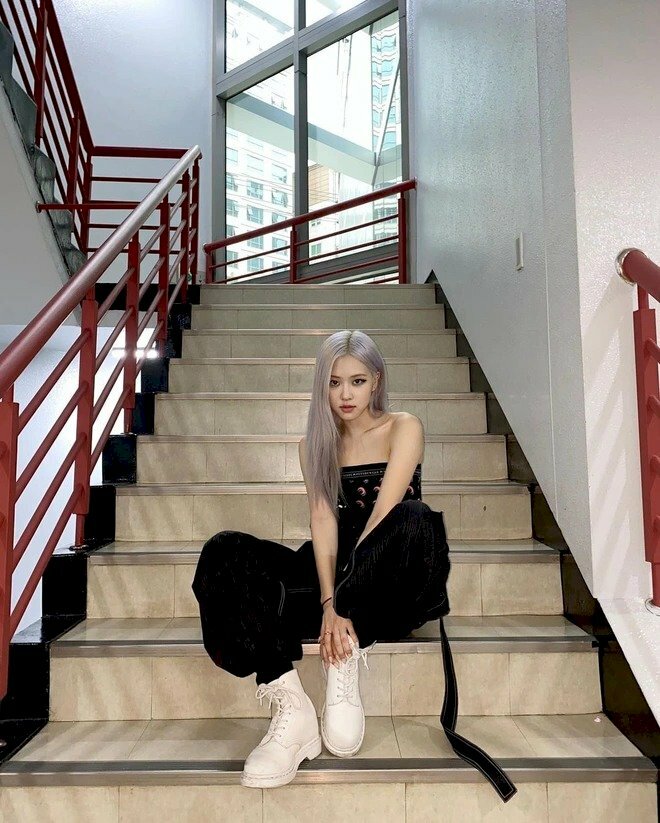 Cách tạo dáng chụp ảnh với cầu cho nữ ngầu chất như sao Hàn với dáng ngồi trên bậc thang, co 2 chân vào sát bậc thang với 1 chân trước 1 chân sau, hai tay chạm vào chân. 