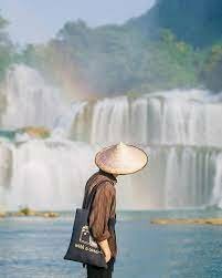 Cách tạo dáng chụp ảnh với thác nước cho nam đứng nhìn vào thác nước đẹp, với kiểu này rất đơn giản, hãy đứng để vai vuông góc với ống kính, để 1 tay vào túi quần và đầu nghiêng qua nhìn vào thác nước.