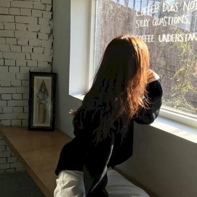 Cách tạo dáng chụp ảnh tại nhà bên cửa sổ khi ngồi trên ghế đặt 1 chân lên ghế, 1 chân còn lại thả xuống, đưa 1 tay lên chống vào thành cửa, quay đầu ra nhìn phía bên ngoài, như vậy là đã có tấm hình chụp quay lưng bên ô cửa sổ đẹp tại nhà.