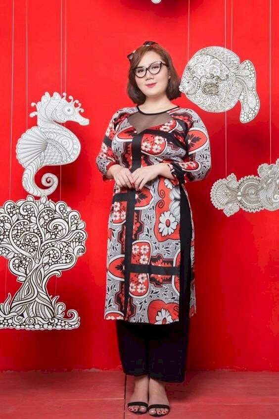 Với trang phục áo dài cách tân cổ tròn, sẽ giúp che đi tốt những khuyết điểm của các cô nàng béo, và đi chụp ảnh chỉ cần tạo dáng đứng hơi nghiêng về ống kính, hai tay đặt nhẹ lên vùng bụng với đầu hơi nghiêng nhẹ về 1 bên là sẽ có được bức ảnh đẹp. 