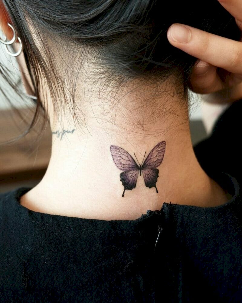 Hình ảnh người bố xăm hình con bướm vào lưng con gái nhỏ tuổi và sự thật