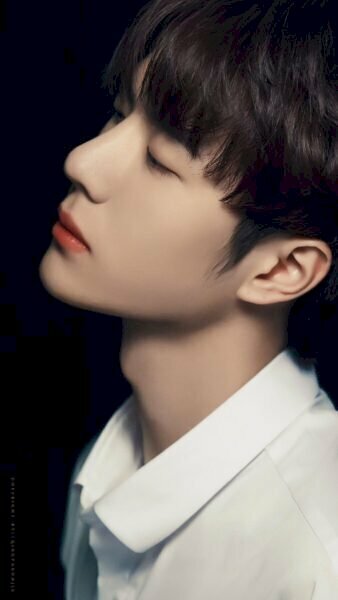 Tạo dáng chụp ảnh góc nghiêng nam với gương mặt hơi ngẩng lên, khoe ra góc mặt đẹp để chụp. 