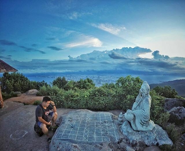 Cách tạo dáng chụp ảnh vô cùng hài hước ở Đỉnh Bàn Cờ bằng cách hãy ngồi xuống ghế đối diện với Ngài Đế Thích tạo dáng như đang ngồi đánh cờ cùng với ông. 