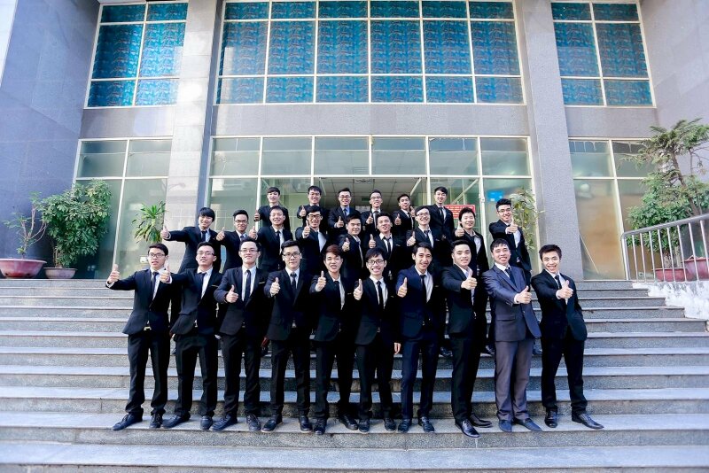 Cách tạo dáng chụp ảnh tập thể công ty đơn giản mà đẹp tạo thành hình khối vững chắc bằng cách xếp thành 3 hàng, tất cả mọi người cùng đưa 1 cánh tay phải lên phía trước và làm biểu tượng nút like.