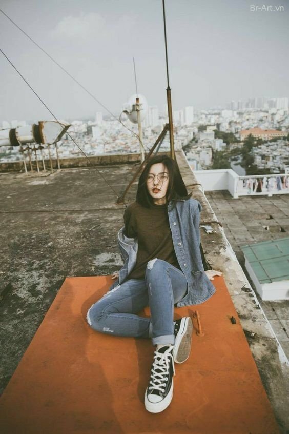 Cách tạo dáng chụp ảnh ngồi hai tay chống sau ngầu cho nữ