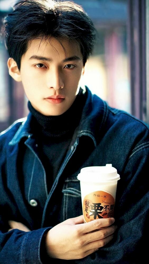 Các kiểu chụp cận mặt nam đẹp  với ánh mắt lạnh lùng, đầu hơi nghiêng nhìn vào ống kính để chụp cận mặt.