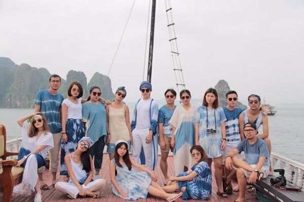 Cách tạo dáng chụp ảnh tập thể ngoài trời trên du thuyền với kiểu xếp thành 2 hàng, hàng trước mọi người ngồi xuống, hàng sau mọi người đứng lên, tạo mặt ngầu và nhìn vào ống kính để chụp hình. 