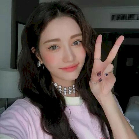 Kiểu chụp ảnh tự sướng dễ thương với cách tạo dáng chụp ảnh tay chữ V (V sign), với gương mặt hơi nghiêng nhìn vào camera để có được đường nét gương mặt đẹp nhất.