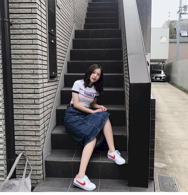 Cách tạo dáng chụp ảnh cầu thang khi mặc váy ngồi ở cầu thang, với dáng chụp này bạn hãy ngồi đặt nghiêng chân về 1 bên và đặt 1 chân ở bậc trên, 1 chân ở bậc dưới, chống khuỷu tay xuống bậc thang, người hơi nghiêng về 1 bên. 