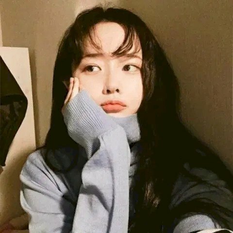 Kiểu chụp ảnh tự sướng dễ thương bằng cách đưa tay lên chống cằm, gương mặt phụng phịu với mắt nhìn về 1 bên, đặt camera chụp từ góc dưới lên để có tấm ảnh đẹp.