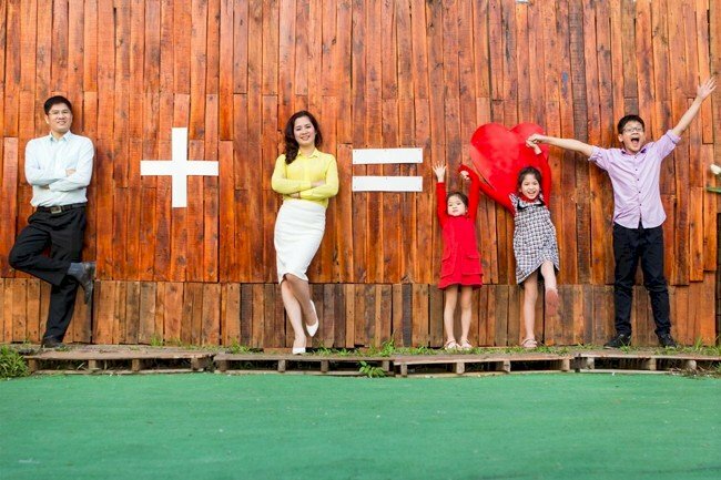 Cách tạo dáng chụp ảnh gia đình 5 người kiểu tự nhiên sáng tạo với background mẹ + bố = 3 đứa con.