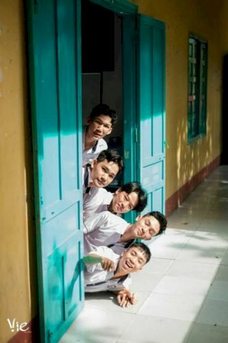 Cách tạo dáng chụp ảnh cho học sinh nam cực cute, đáng yêu với kiểu chụp xếp chồng đầu lên nhau, ghé qua cửa nhìn ra ngoài.