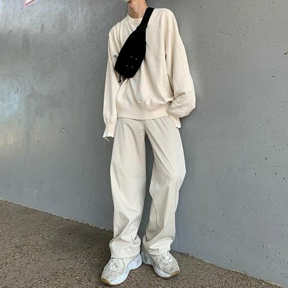 Với toàn bộ trang phục màu trắng kết hợp với cách tạo dáng đứng dựa tường, để 1 chân trước 1 chân sau, bàn chân tạo hình chữ V là sẽ giúp bạn nam gầy có được bức ảnh đẹp mà không bị gầy.