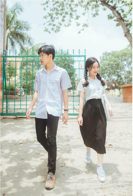 Cách tạo dáng chụp ảnh kỷ yếu đôi nam nữ học sinh đang tung tăng bước đi vào lớp, đơn giản mà đẹp. 