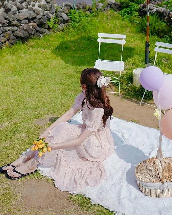 Cách tạo dáng với váy dài khi ngồi giấu mặt.