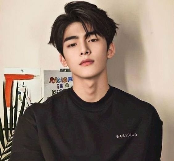 Kiểu chụp cận mặt nam đẹp, hơi ngẩng đầu lên, thể hiện vẻ lạnh lùng, ánh mắt nhìn xuống, với góc chụp từ dưới lên tạo ảnh chụp cận mặt nam đẹp.