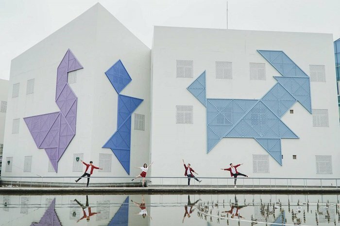 Cách tạo dáng chụp ảnh ở cung văn hóa thiếu nhi dành cho nhóm bạn 4 người, hãy đứng xếp thành 1 hàng ngang, đứng trụ trên 1 chân, chân còn lại đưa lên, hai tay dang ra 2 bên.