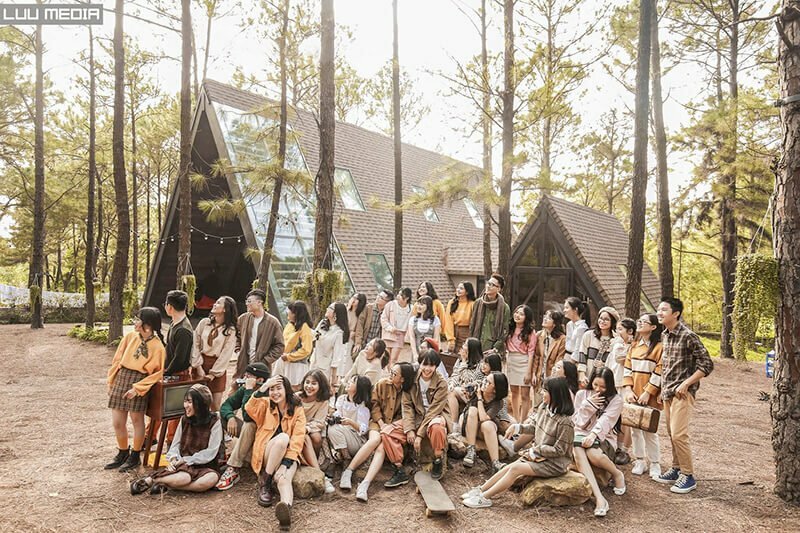 Kiểu tạo dáng chụp ảnh tập thể ngoài trời ở Đà Lạt đậm chất xưa khi mọi người cùng mặc trang phục vintage, nhóm trước mọi người ngồi xuống, nhóm sau đứng lên, tất cả mọi người cùng nhìn về hướng bên phải.