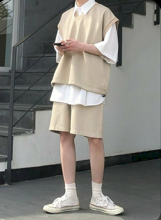 Outfit năng động, trẻ trung với bộ đồ áo sơ mi ngắn bên trong và ghi lê bên ngoài kết hợp với chiếc quần short thời trang, tổng thể bộ độ hơi rộng giúp nam gầy đầy đặn hơn. Và cách tạo dáng chụp hình khá đơn giản, chỉ cần đứng thẳng hai ban chân mở rộng 2 hướng tạo hình chữ V, tay cầm điện thoại, kết hợp với góc chụp từ dưới lên giúp tạo nên một bức ảnh đẹp.