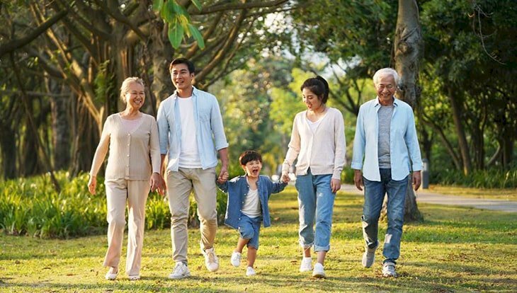 Cách tạo dáng chụp ảnh gia đình 5 người gồm bố mẹ, ông bà và 1 người con cùng nhau đi dạo ở vườn cây xanh mát, ông bà sẽ đứng ở phía bên ngoài cùng, tiếp theo đến bố mẹ và đứng giữa là cậu con trai.  