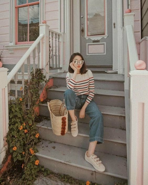 Cách tạo dáng chụp ảnh ngầu cho nữ ngồi xéo 1 bên view cầu thang