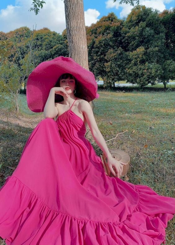 Cách tạo dáng chụp ảnh với váy maxi ở tư thế ngồi, tay chống cằm đẹp sang chảnh