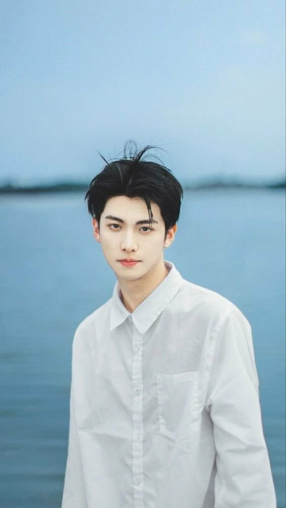 Kiểu chụp cận mặt nam đẹp với góc chụp từ trên xuống, nam đứng hơi nghiêng người, đầu quay thẳng nhìn vào ống kính.