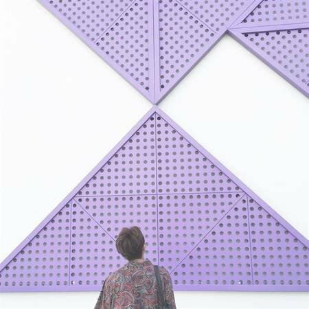 Cách tạo dáng chụp ảnh ở cung văn hóa thiếu nhi dành cho nam với hình chụp từ phía sau lưng, với kiểu này hãy đứng quay lưng vào ống kính, đầu hơi ngước lên nhìn bức tường. 