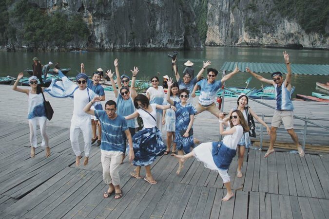 Kiểu tạo dáng chụp ảnh tập thể ngoài trời hài hước vui nhộn với 1 người 1 kiểu, người thì đang nhảy lên, người thì quay váy, người đứng yên.