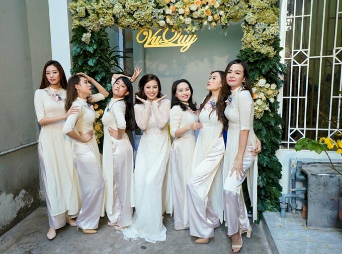 Cách tạo dáng chụp hình đi đám cưới cực lầy lội của hội bạn thân, với 1 người tạo 1 dáng không ai liên quan tới ai, người thì ưỡn ngực đưa tay lên đầu, người thì đưa tay lên vuốt tóc với 1 tay chống nạnh,..