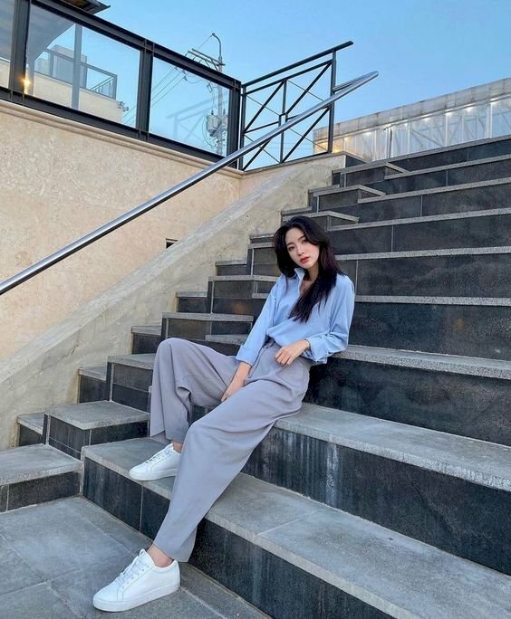 Cách tạo dáng chụp ảnh ngầu cho nữ ngồi chống tay cầu thang