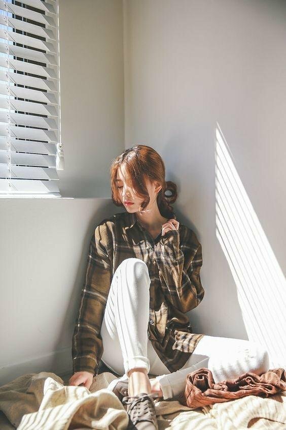 Cách tạo dáng chụp ảnh tại nhà với bức tường đơn giản là chỉ cần ngồi vào góc vuông giữa hai bức tường, để 1 tay đưa nhẹ lên, 1 tay để xuống sàn, đặt 1 chân co, 1 chân để nằm xuống sàn, kết hợp với ánh nắng tự nhiên chiếu qua ô cửa sổ là đã có 1 bức ảnh đẹp.