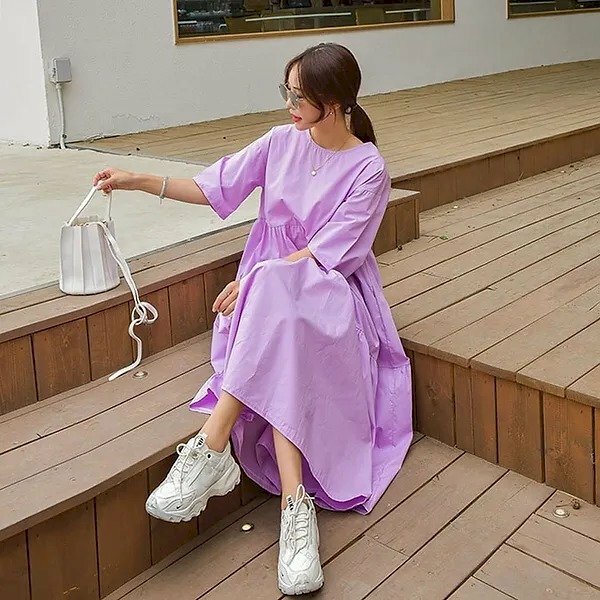 Cách tạo dáng với váy dài khi ngồi đi cafe