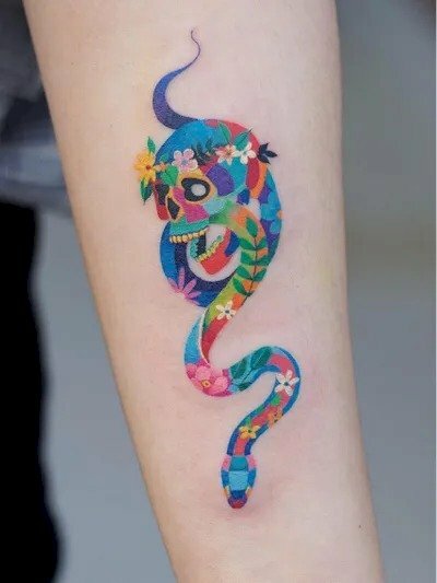 Hình xăm con rắn dễ thương với họa tiết nhiều màu sắc hoa lá
