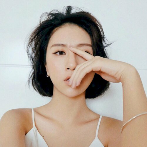 Cách tạo dáng chụp ảnh tự sướng ngầu bằng cách đưa bàn tay lên đặt ngang mũi, 1 ngón để cùng nhau và đưa ngón trỏ xéo lên che 1 bên mắt lại.