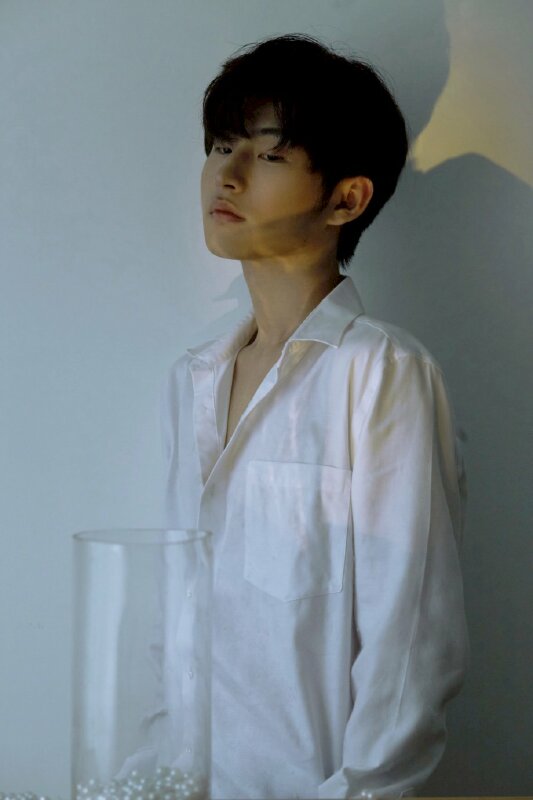 Cách tạo dáng chụp ảnh tại nhà đẹp dành cho nam với cánh này chỉ cần đứng gần bức tường, mặt hơi nghiêng nghiêng để tạo góc mặt đẹp, ánh mắt buồn nhìn xuống, để 1 tay vào túi quần.