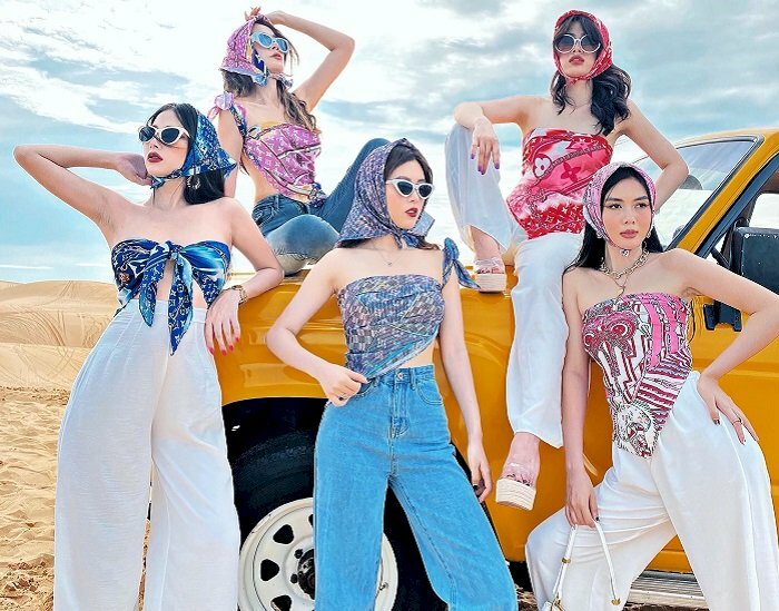 Cách tạo dáng chụp ảnh trên đồi cát cho nhóm bạn thân cực ngầu chất cạnh bên chiếc xe, hai bạn ngồi tạo dáng trên capo xe, 3 người đứng phía dưới tạo dáng chống hông, đưa tay lên tóc,... mọi người ngước nhìn lên trời, không nhìn vào ống kính.