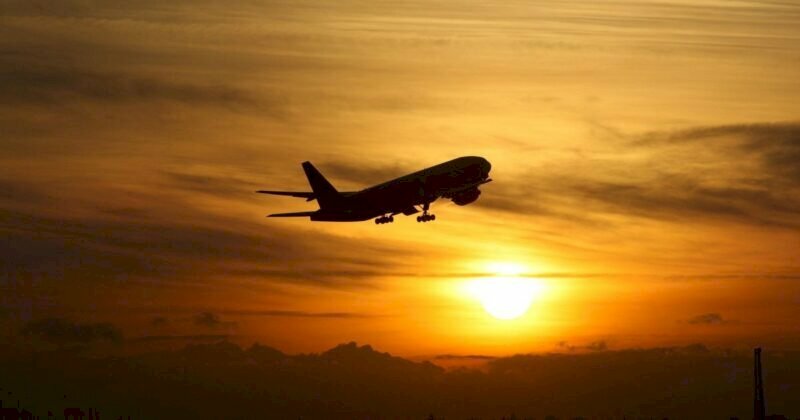 Hình ảnh máy bay trên bầu trời hoàng hôn