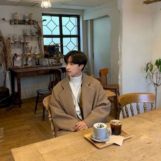 Trang phục layer nhiều lớp sẽ giúp bạn nam gầy trông đầy đặn hơn, và cách tạo dáng chụp ảnh cho người gầy nam ngồi trong quán cafe khá đơn giản là chỉ cần ngồi dựa vào thành ghế, 2 tay đặt lên chân, đầu hơi nghiêng về 1 bên và với góc chụp của ống kính từ trên xuống, lấy nữa người sẽ tạo nên một bức ảnh đẹp.