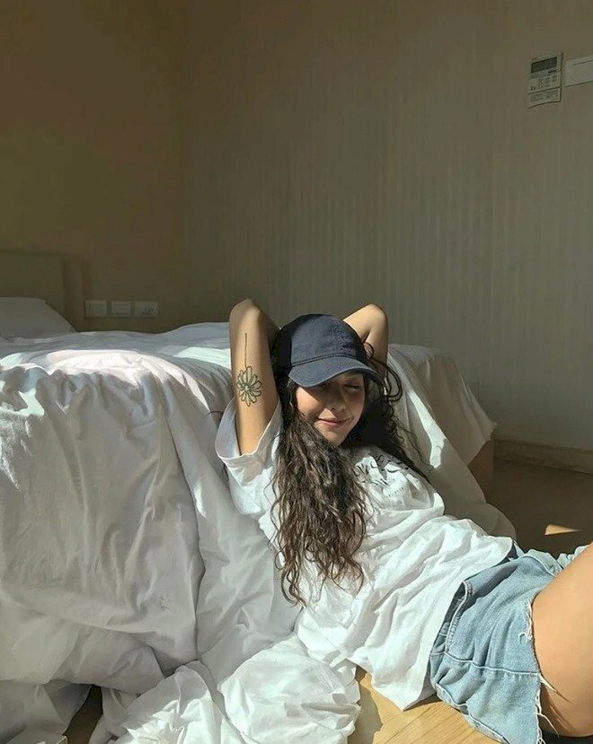 Tạo dáng chụp ảnh trong phòng ngủ dành cho các cô nàng cá tính, với cách này chỉ cần ngồi dựa dưới nền nhà và tựa vào giường, hai tay đưa lên sau đầu, với đôi mắt nhắm lại, với trang phục quần short, áo thun kết hợp cùng nón lưỡi trai sẽ tạo sự năng động và cá tính.