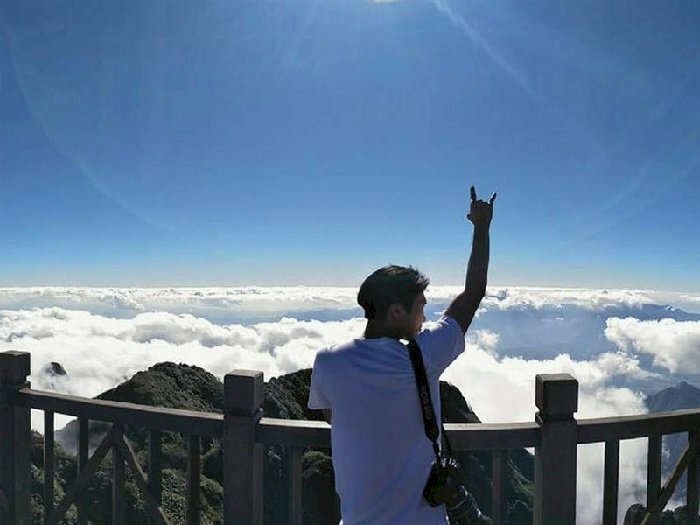 Tạo dáng mạnh mẽ chất lừ với góc chụp từ sau lưng, một tay dơ lên cao mặt quay ngang