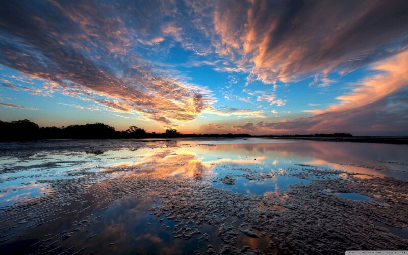 Hình ảnh bầu bầu trời trong xanh chấm vài nét mây hồng như tấm vải lụa trãi dài trên dòng sông