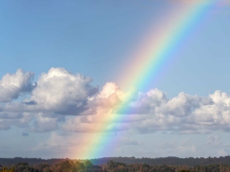 Hình ảnh bầu trời xanh mây trắng thơ mộng cùng 7 sắc cầu vồng tuyệt đẹp