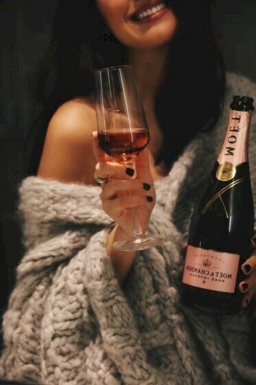 Hình ảnh cô gái nâng ly rựu chúc mừng sinh nhật