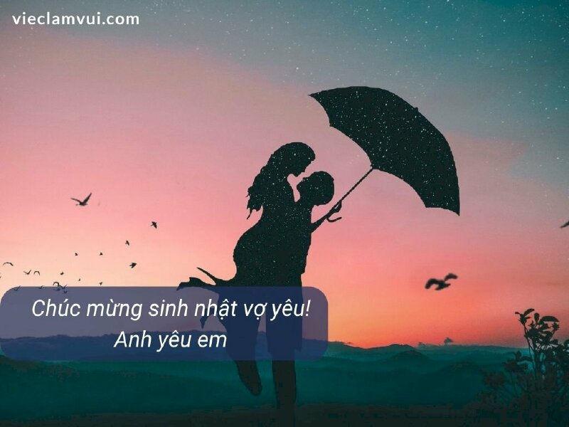 Hình ảnh đôi vợ chồng đang ôm nhau dưới hoàng hôn kèm lời chúc sinh nhật